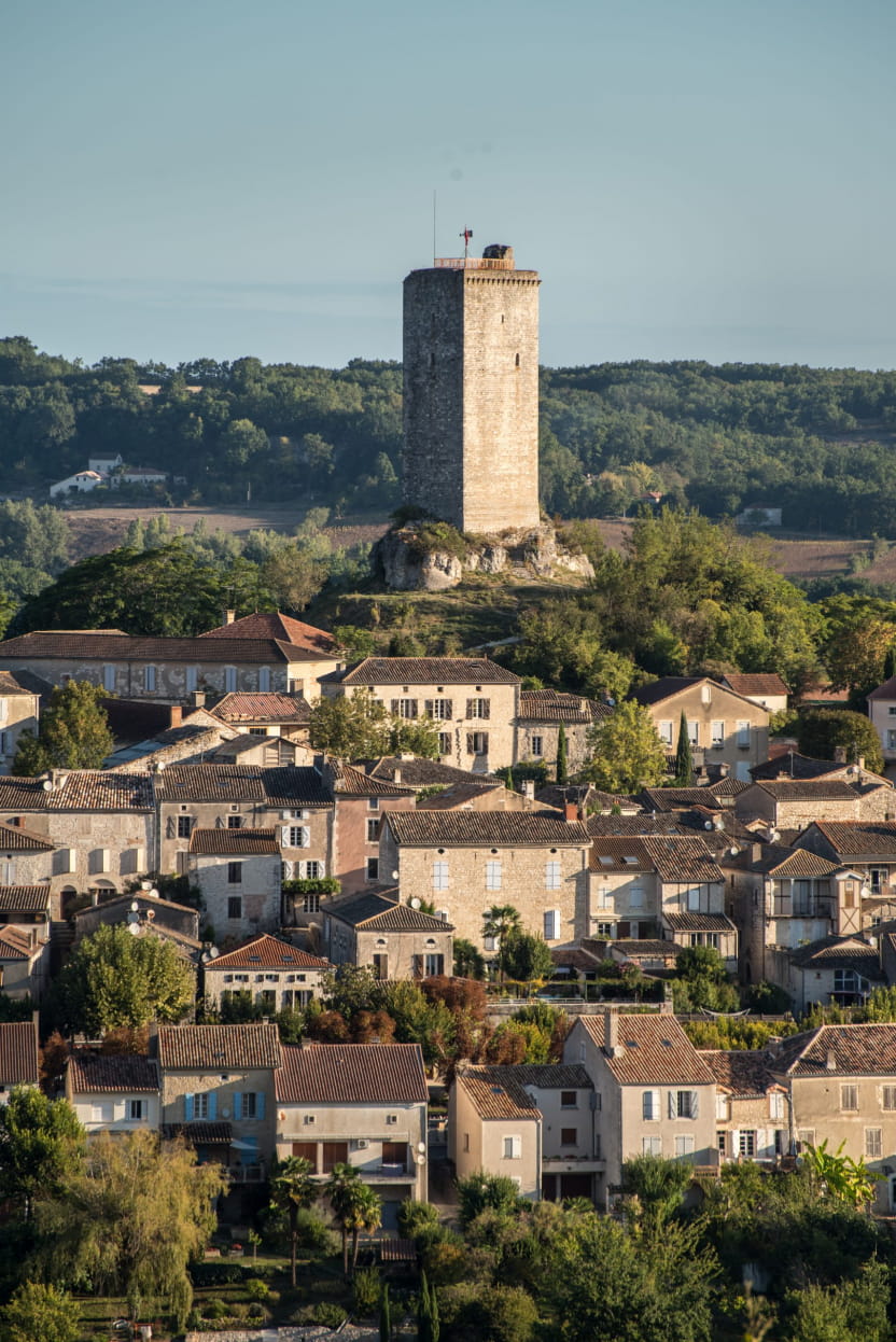 La tour et le village de Montcuq