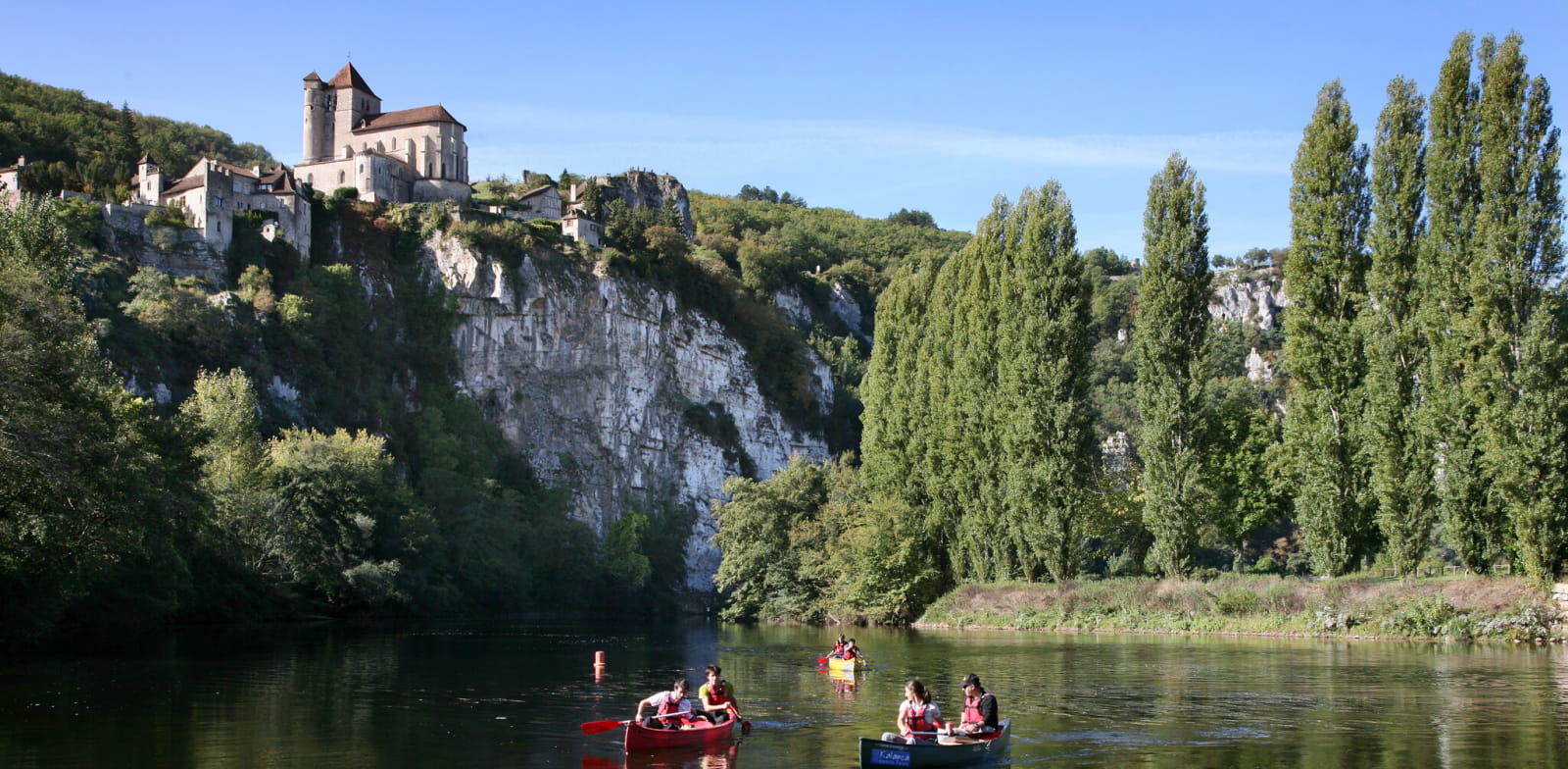 Canoeing down the Lot at the foot of Saint-Cirq Lapopie