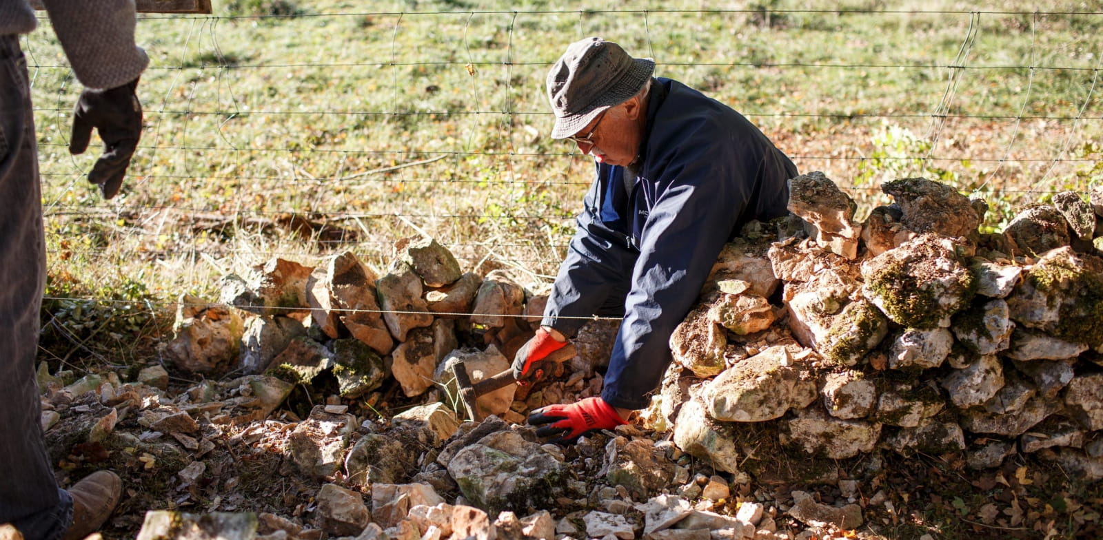 Un chantier de reconstruction de muret en pierre sèche par les 1000 mains à la pâte