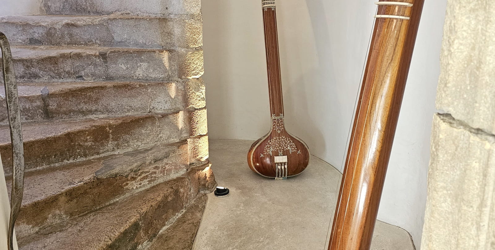 Escalier à vis et deux instruments