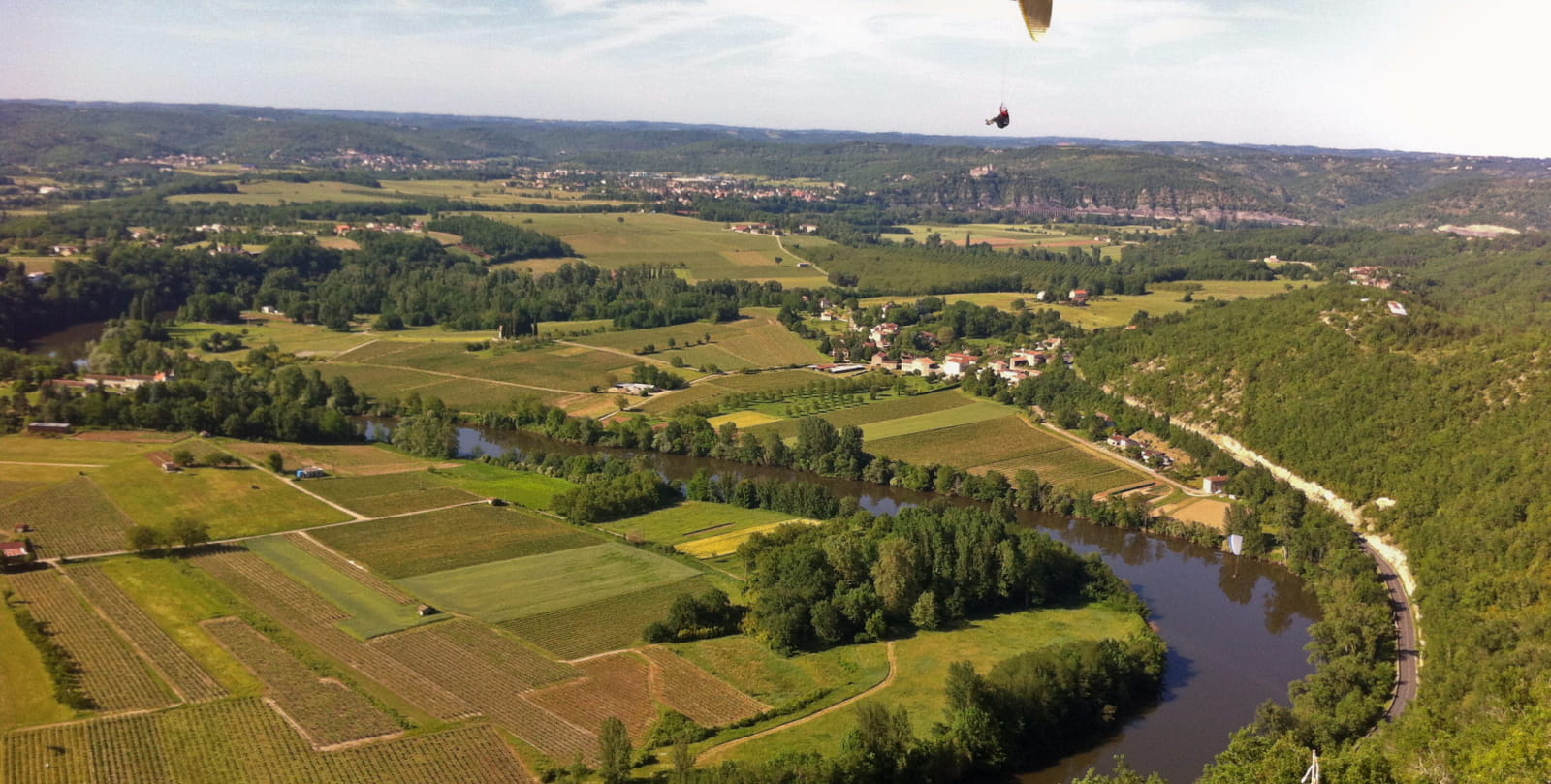 Douelle - Paragliding flight © Lot Tourisme - E.Ruffat