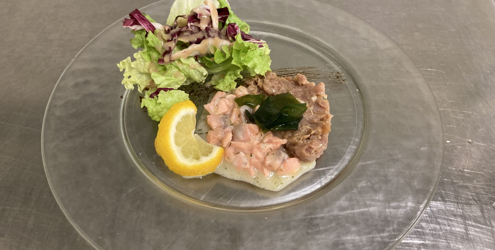 Tartar de atún y salmón con wasabi, jengibre y wakame